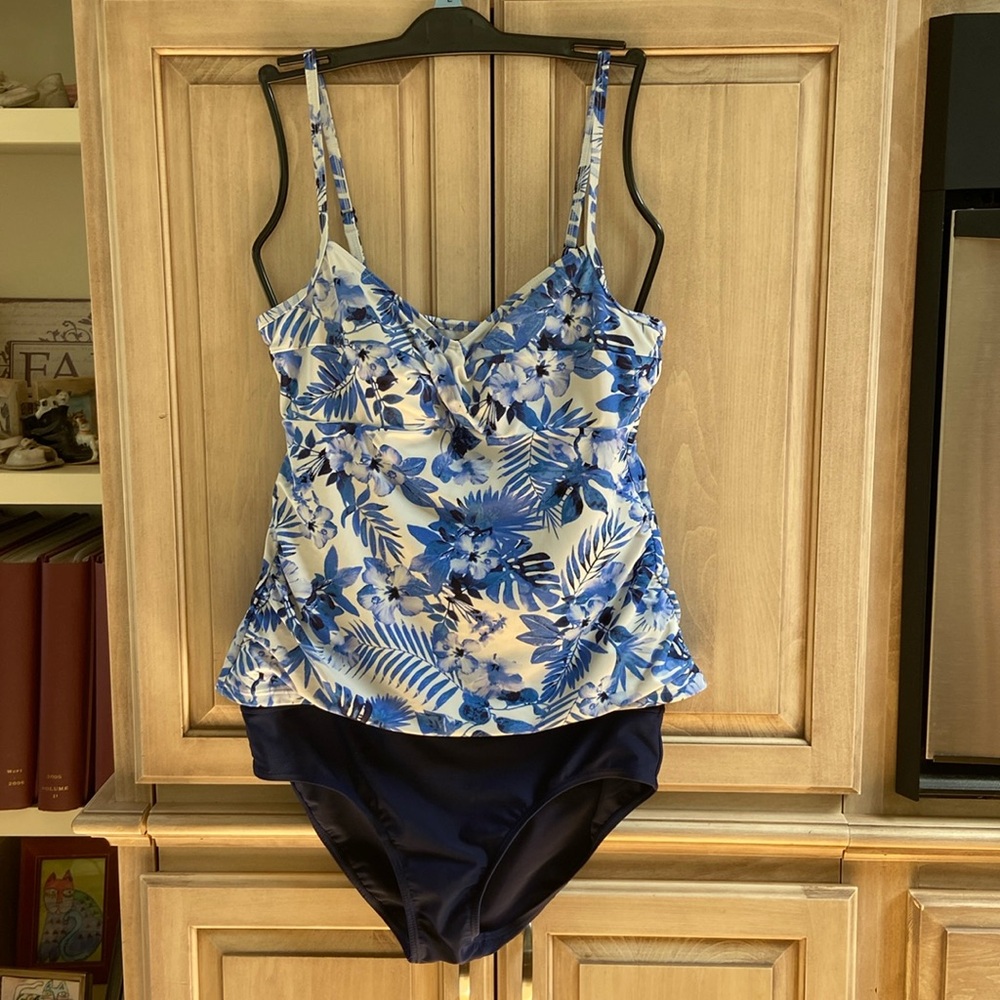 Croft & Barrow tankini swimsuit sz 14 top and sz 12 bottom blue white euc